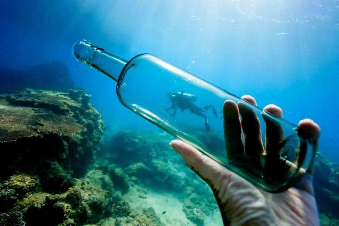 浇花的漂亮女孩